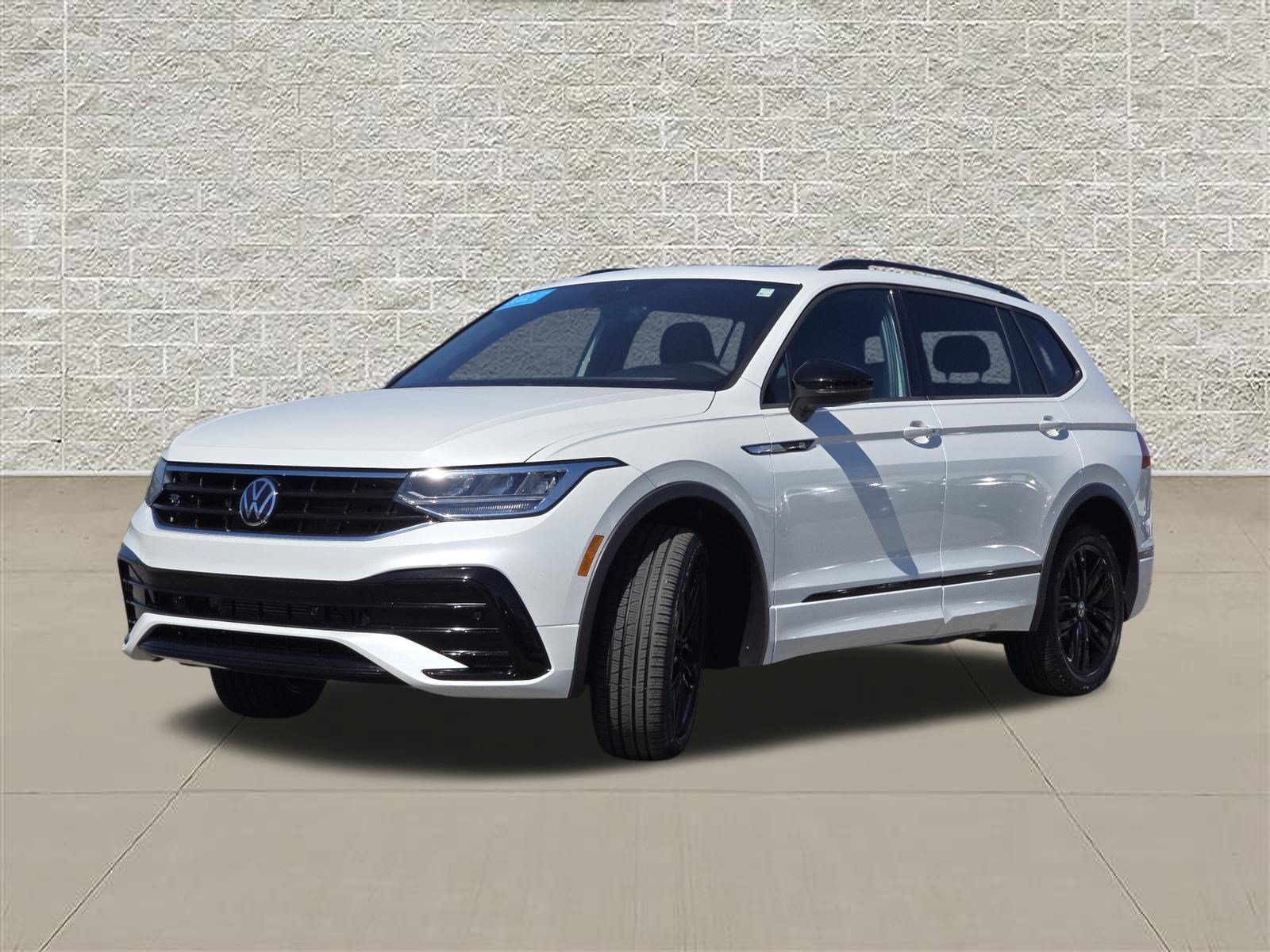 Certified 2022 Volkswagen Tiguan SE R-Line AWD/4WD image 3