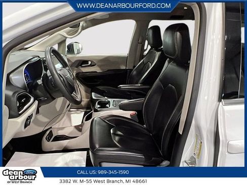 Used 2023 Chrysler Pacifica Touring-L FWD image 9