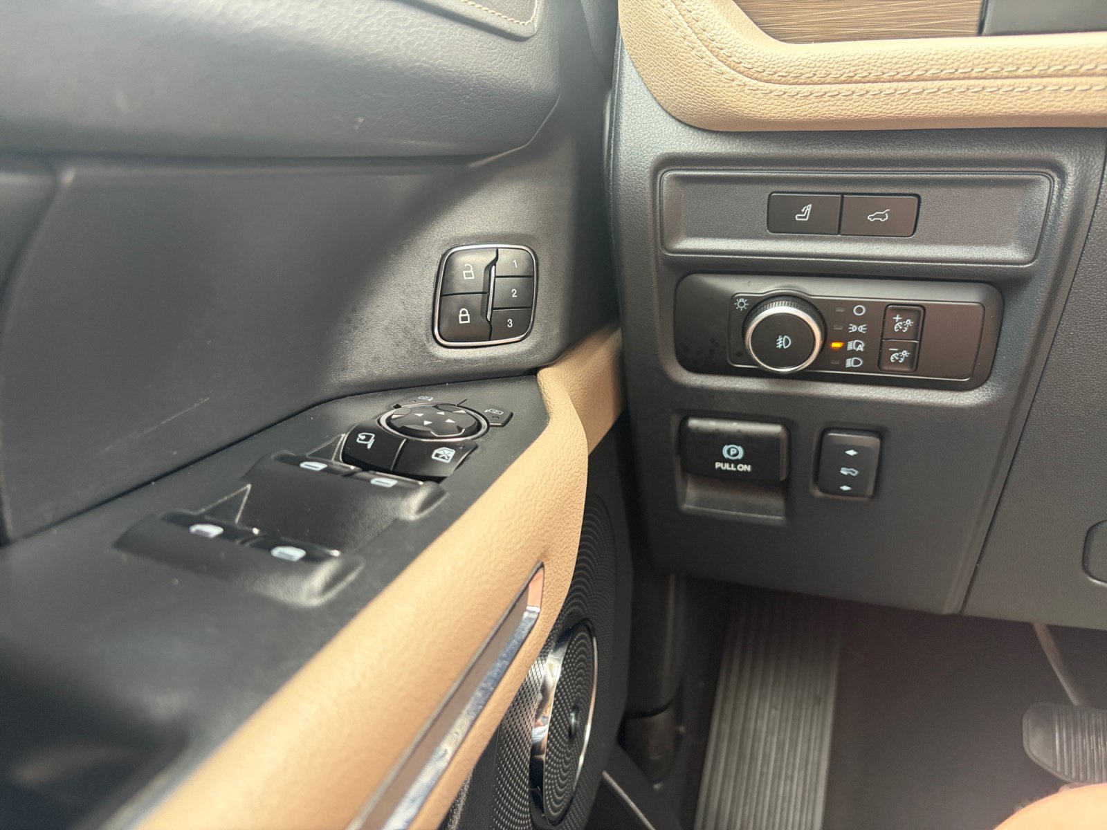Used 2024 Ford Expedition Limited AWD/4WD image 29