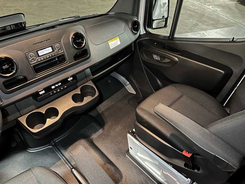 Used 2025 Mercedes-Benz Sprinter 2500 image 32
