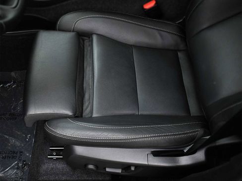 Used 2025 Volvo XC40 B5 Plus image 10