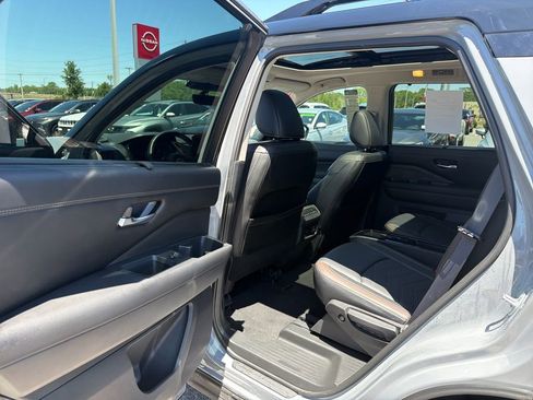 Used 2024 Nissan Pathfinder Platinum AWD/4WD image 18