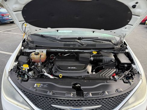 Used 2018 Chrysler Pacifica Limited image 20