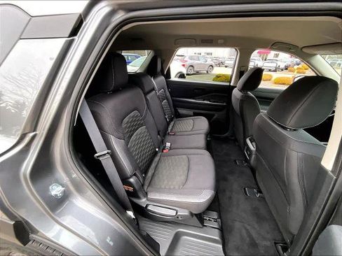 Used 2024 Nissan Pathfinder S image 16