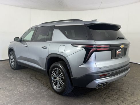 Used 2024 Chevrolet Traverse LT AWD/4WD image 5