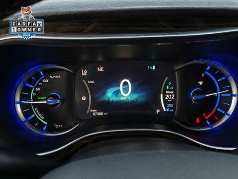 Used 2023 Chrysler Pacifica Limited FWD image 25
