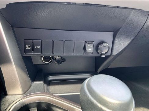 Used 2018 Toyota RAV4 XLE AWD/4WD image 14