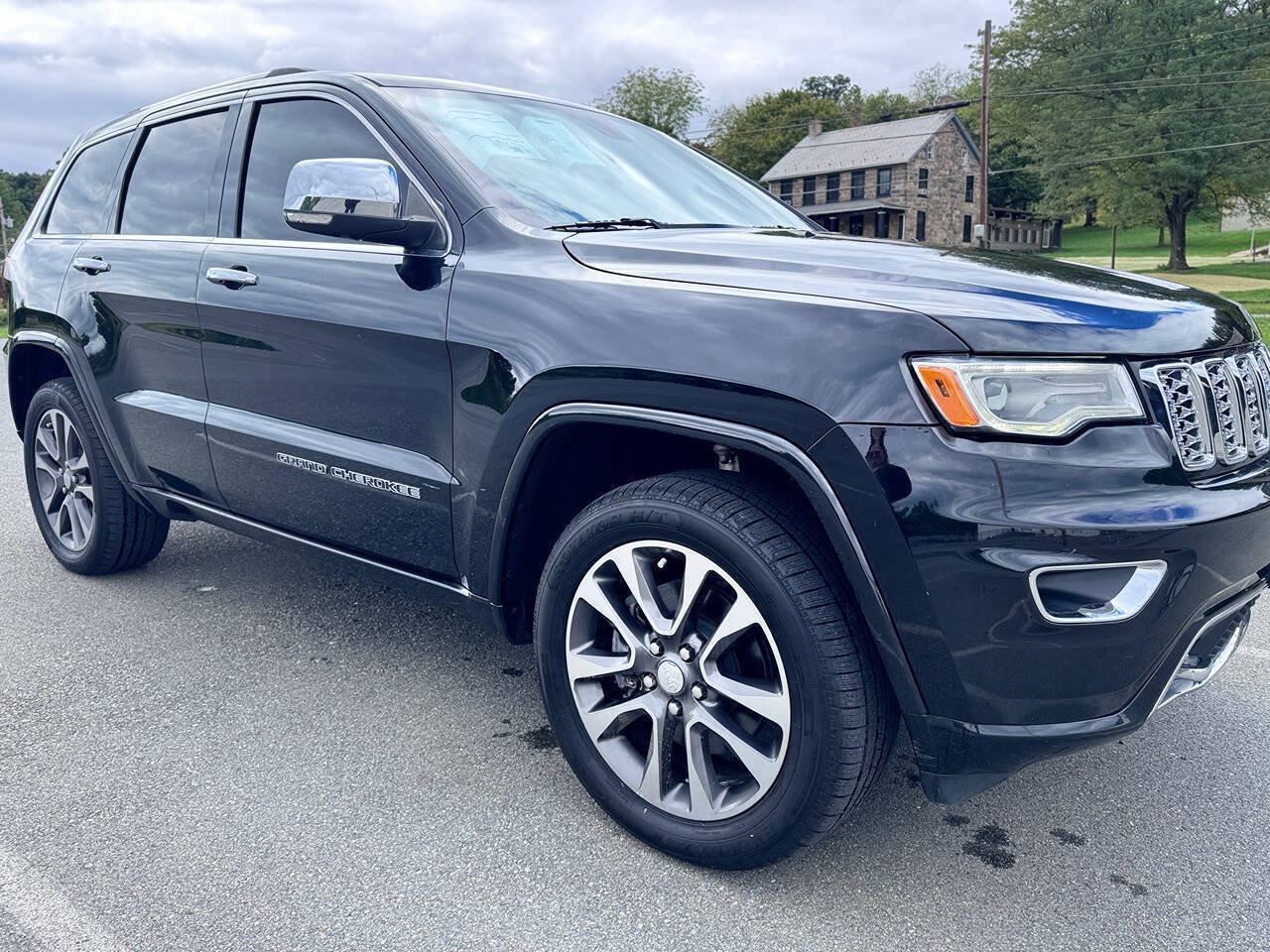 Used 2017 Jeep Grand Cherokee Overland AWD/4WD image 1