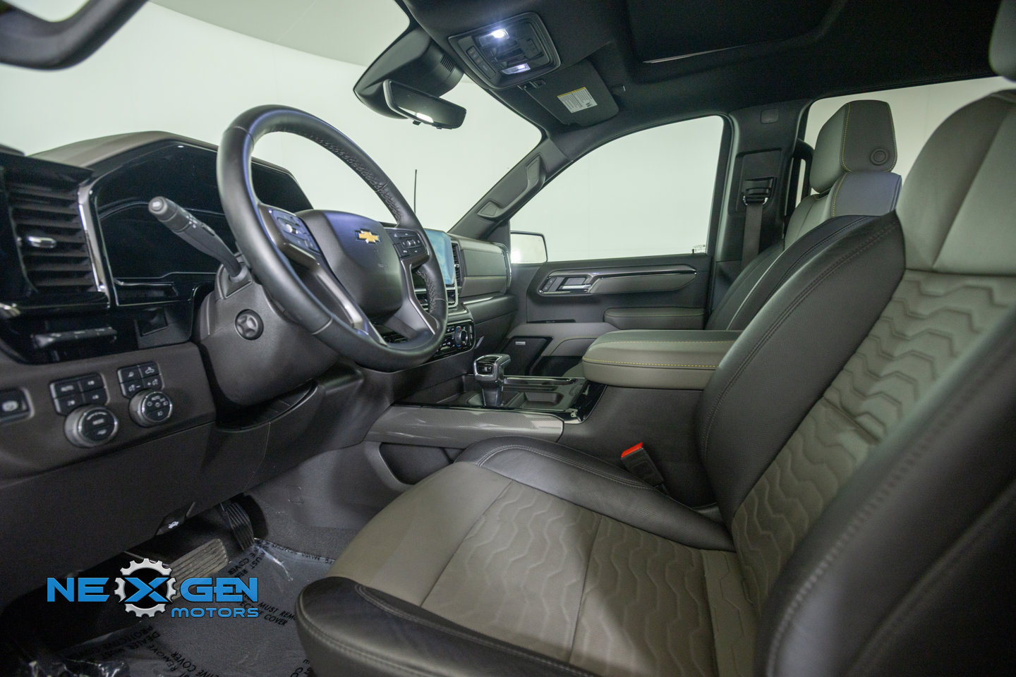 Used 2025 Chevrolet Silverado 1500 ZR2 w/ Technology Package AWD/4WD image 11