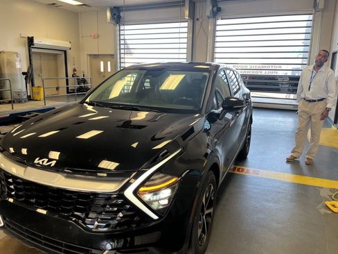 Used 2025 Kia Sportage EX image 4