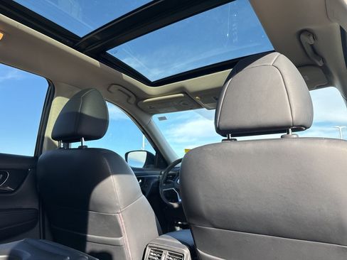 Used 2017 Nissan Rogue SL w/ SL Premium Package image 16