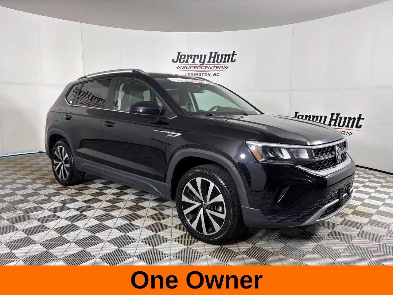 Used 2023 Volkswagen Taos SE w/ Panoramic Sunroof Package AWD/4WD image 4