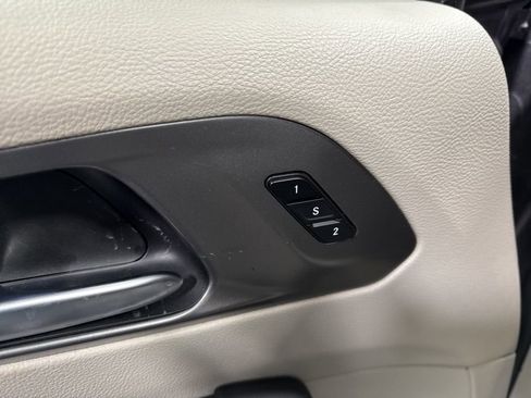 Used 2023 Chrysler Pacifica Touring-L image 18