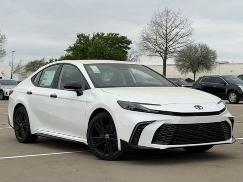 New 2026 Toyota Camry Hybrid image 2