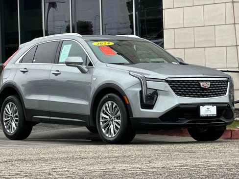 Used 2024 Cadillac XT4 Premium Luxury image 2