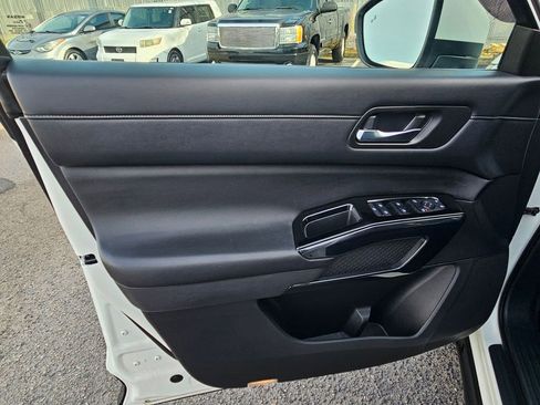 Used 2022 Nissan Pathfinder SV image 13