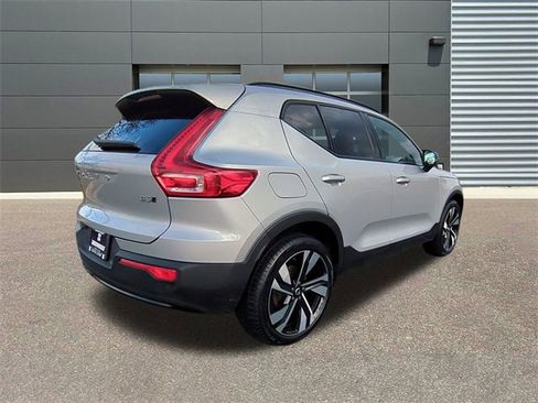 Used 2025 Volvo XC40 B5 Plus image 5