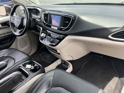 Used 2020 Chrysler Pacifica Touring-L FWD image 36