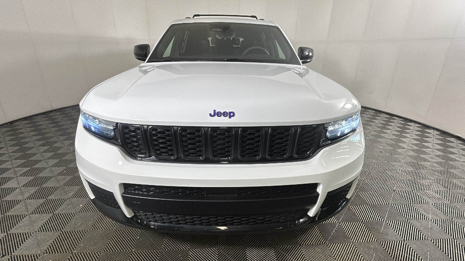 Used 2025 Jeep Grand Cherokee L Altitude AWD/4WD image 8