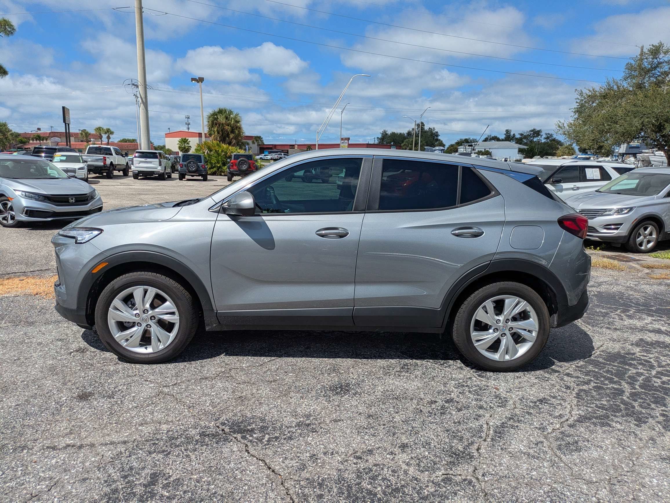 Used 2025 Buick Encore GX Preferred w/ Advanced Technology Package FWD image 7