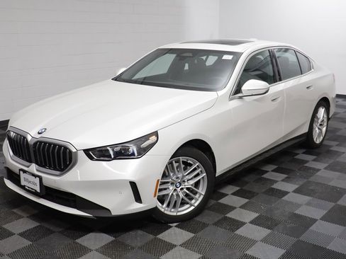 Used 2025 BMW 530i xDrive image 2