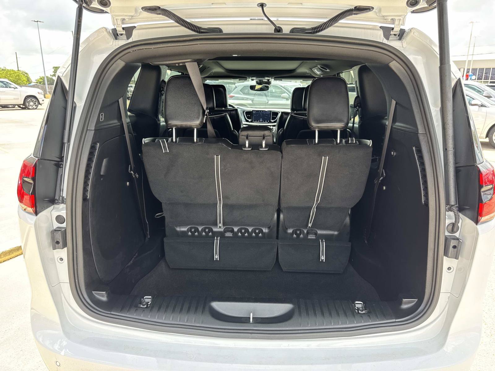 Used 2026 Chrysler Pacifica Limited FWD image 8