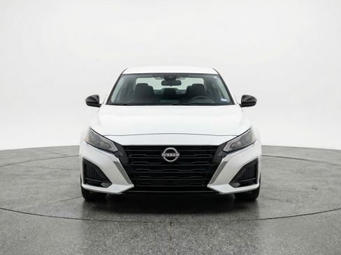 Used 2025 Nissan Altima 2.5 SV FWD image 2