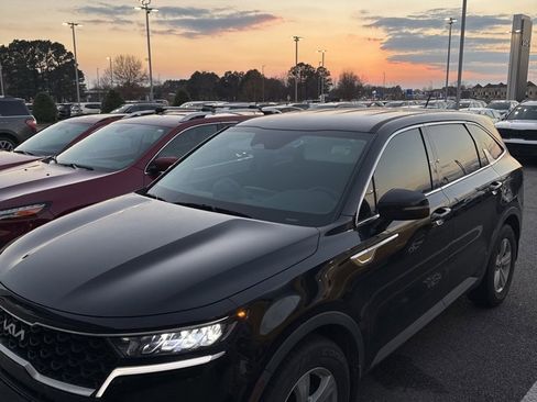 Used 2023 Kia Sorento LX image 4