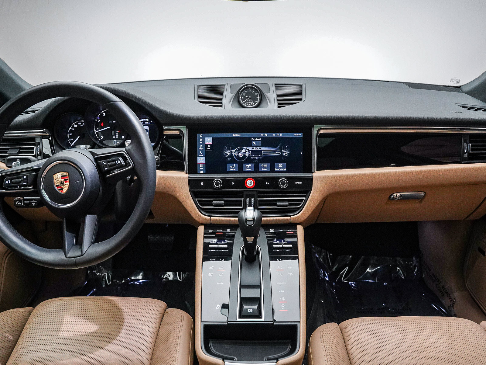Certified 2025 Porsche Macan AWD/4WD image 16