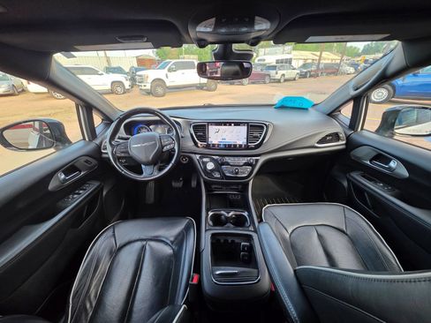 Used 2023 Chrysler Pacifica Limited w/ Uconnect Theater Family Group AWD/4WD image 14