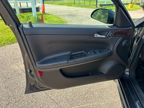 Used 2014 Chevrolet Impala LT w/ LT Sunroof Package FWD image 9