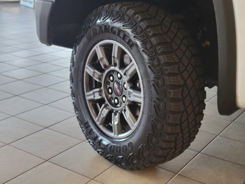 Used 2025 GMC Sierra 1500 AT4X image 31