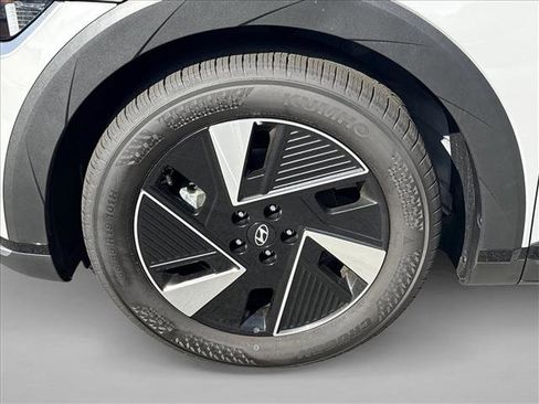 New 2025 Hyundai Ioniq 5 SE image 10