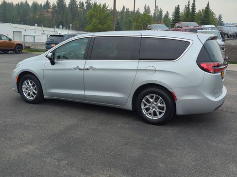 Used 2023 Chrysler Pacifica Touring-L FWD image 4