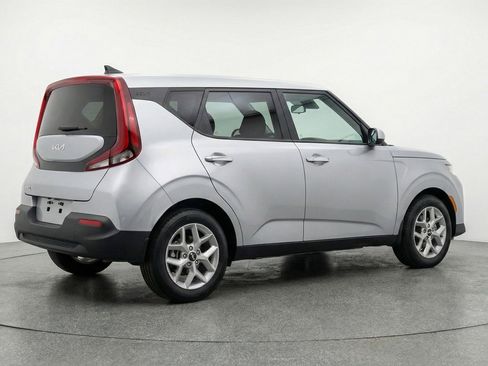 Used 2025 Kia Soul LX w/ LX Technology Package FWD image 9
