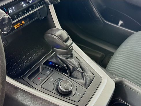 Used 2022 Toyota RAV4 LE AWD/4WD image 9