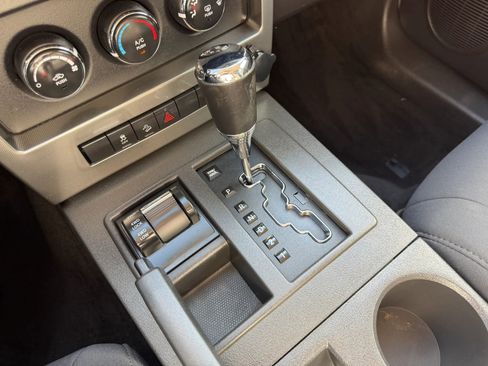 Used 2011 Jeep Liberty Sport image 16