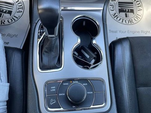 Used 2022 Jeep Grand Cherokee Laredo X AWD/4WD image 28