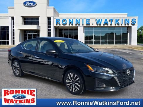 Used 2025 Nissan Altima 2.5 SV image 1