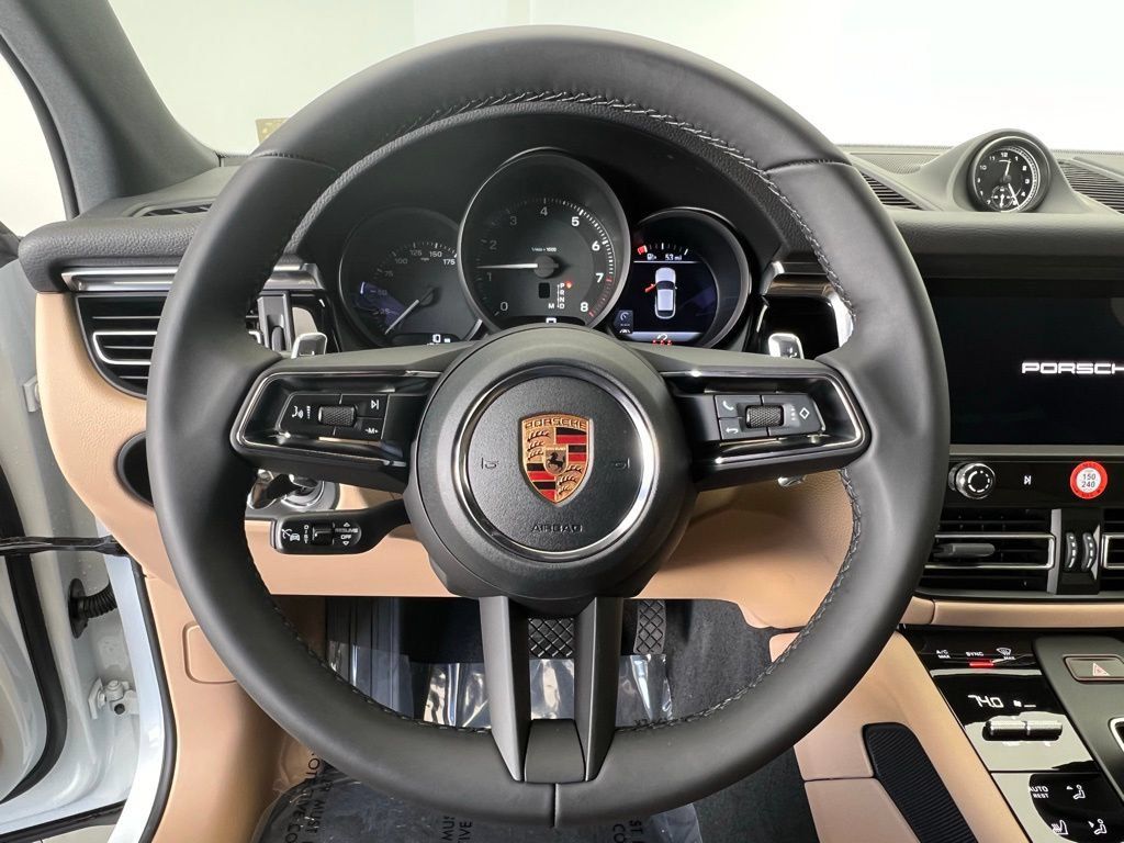 Certified 2026 Porsche Macan AWD/4WD image 7