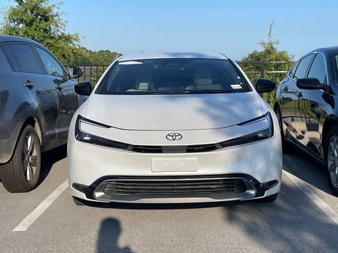 Used 2024 Toyota Prius XLE FWD image 2