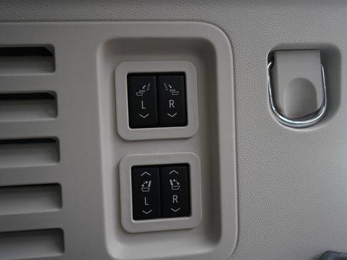 Used 2025 Buick Enclave Avenir image 12