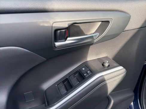 Used 2021 Toyota Highlander XLE image 29