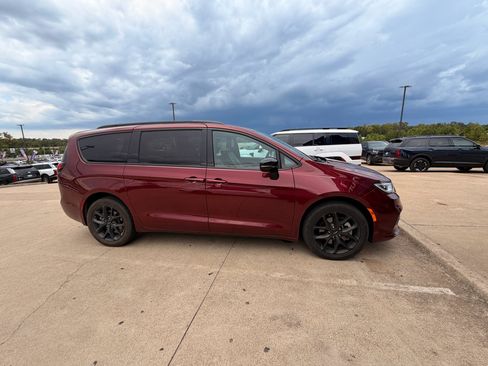 Used 2023 Chrysler Pacifica Limited w/ Uconnect Theater Family Group AWD/4WD image 2