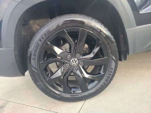 Used 2024 Volkswagen Taos SE w/ Panoramic Sunroof Package image 10