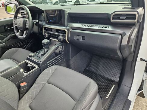Used 2025 Toyota Tacoma SR5 AWD/4WD image 17
