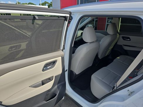 Used 2024 Nissan Rogue SV w/ SV Premium Package FWD image 17