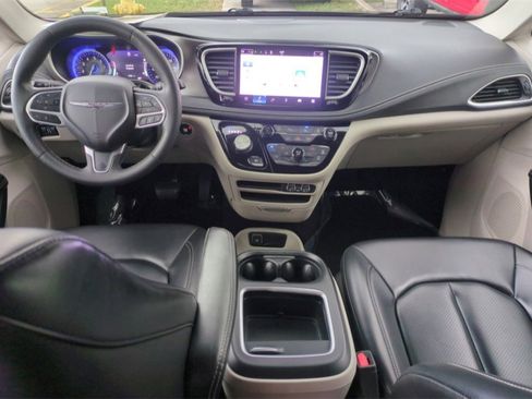 Used 2023 Chrysler Pacifica Touring-L image 16