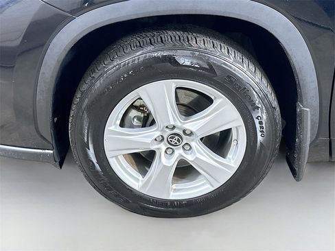 Used 2024 Toyota Highlander LE image 8