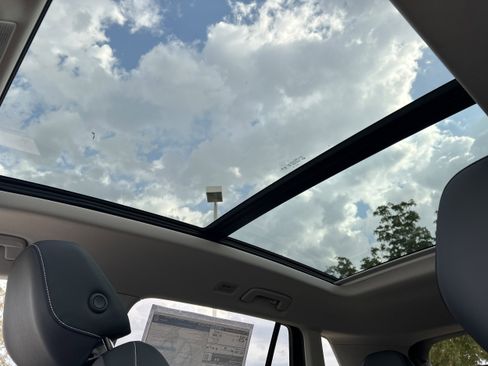 New 2025 Volkswagen Tiguan SE image 20